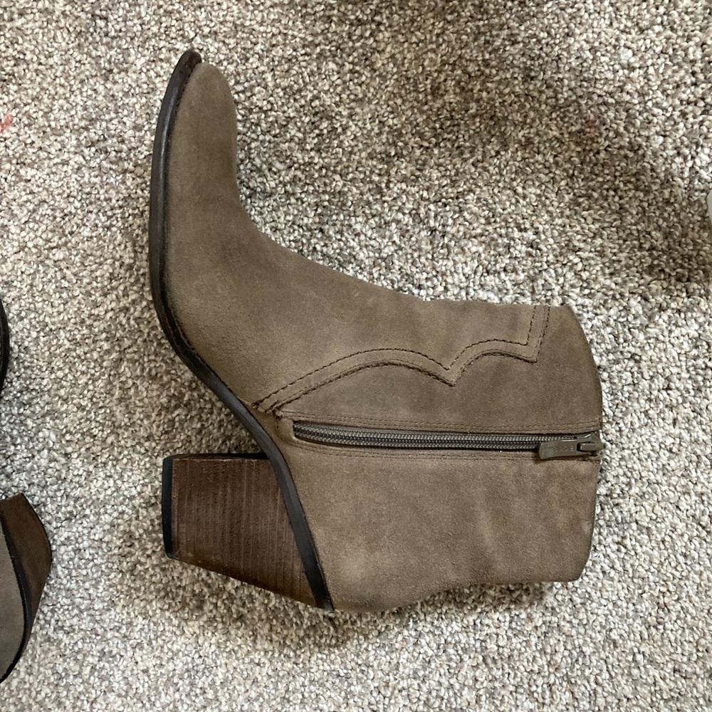 Nwot Nice Pair Of Boots. Grey With Little Heel. - image 2